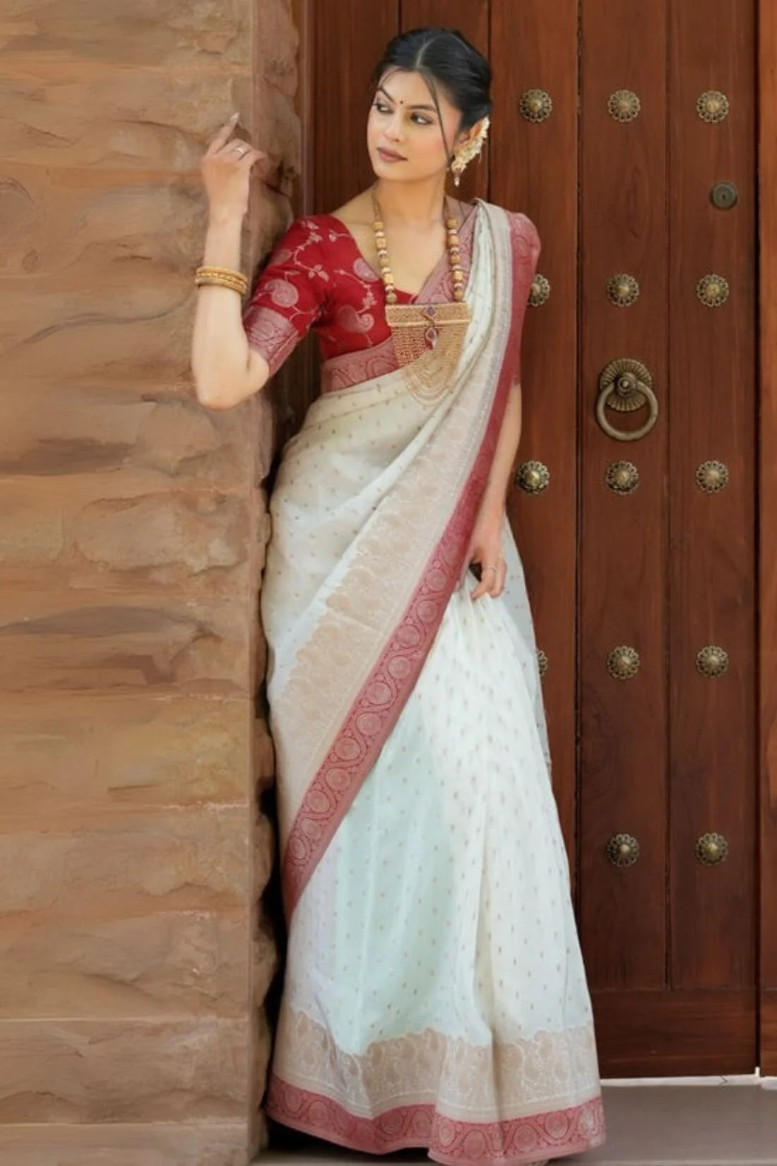 Admirable Off White Soft Silk Saree With Gossamer Blouse Piece - Image 3