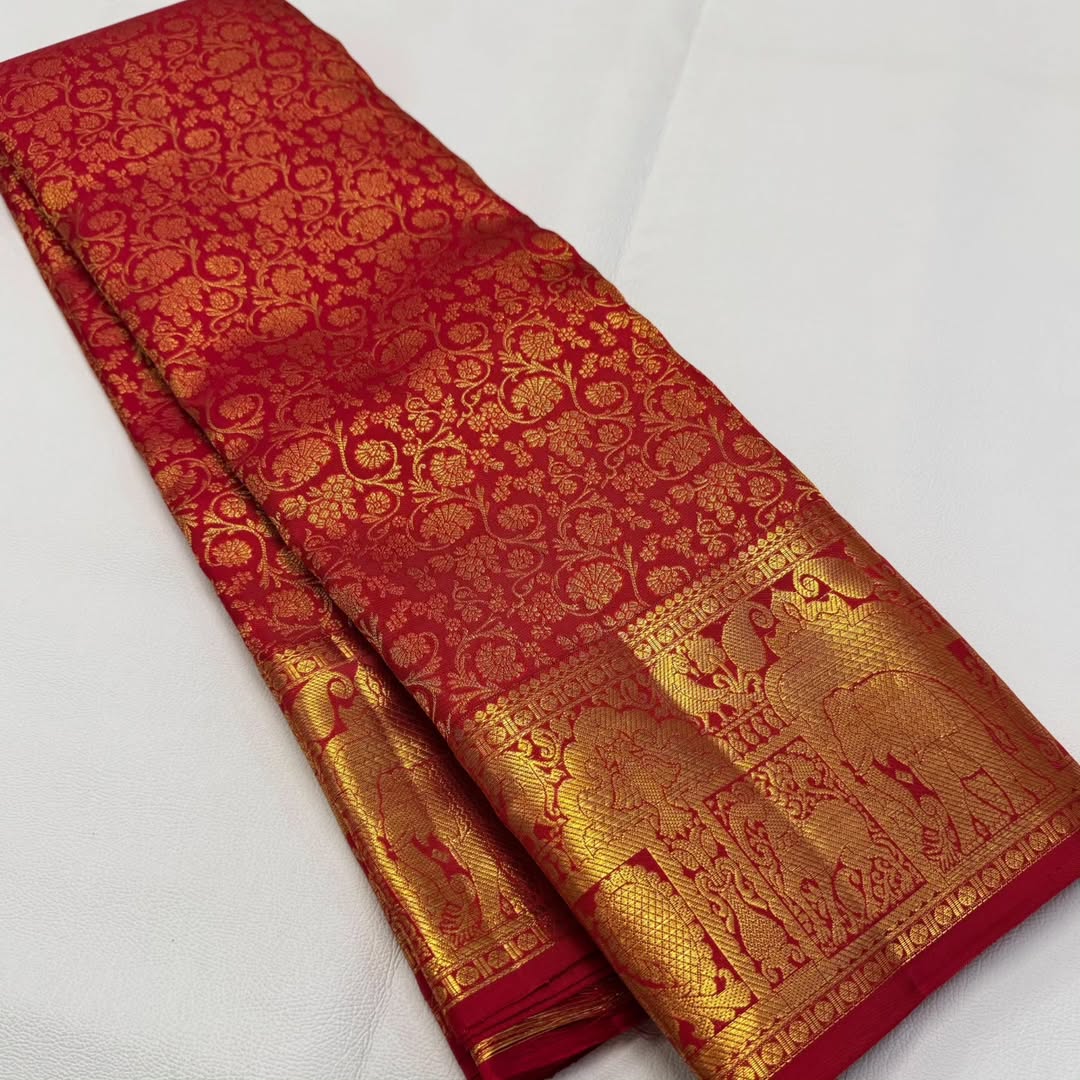Admirable Red Soft Banarasi Silk Saree With Majestic Blouse Piece - Image 5