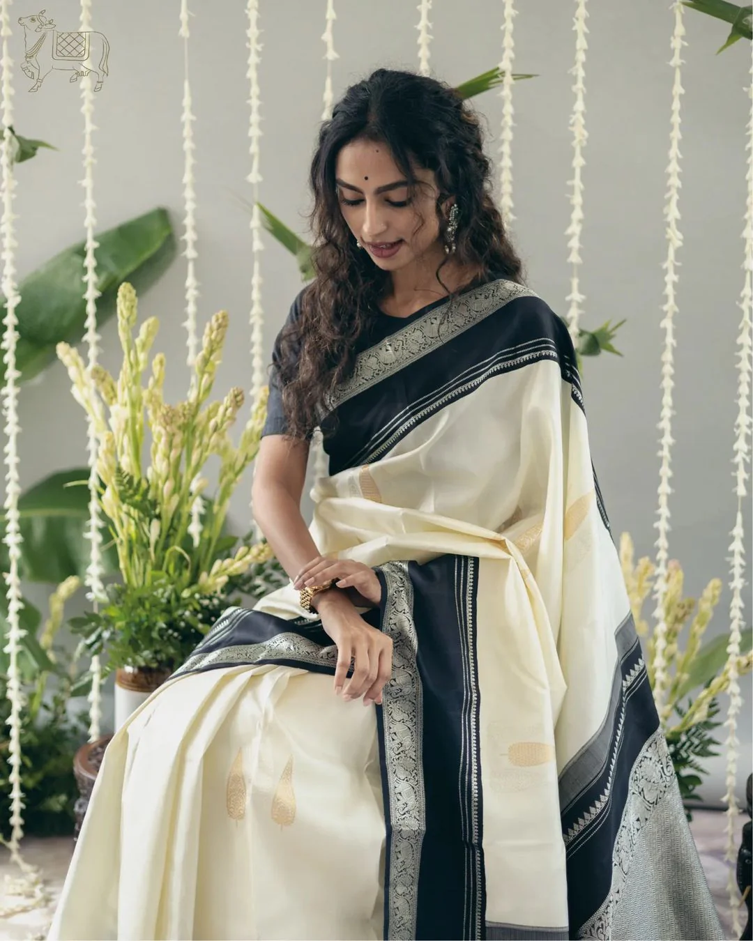 Adorable Off White Soft Silk Saree With Flameboyant Blouse Piece - Image 6