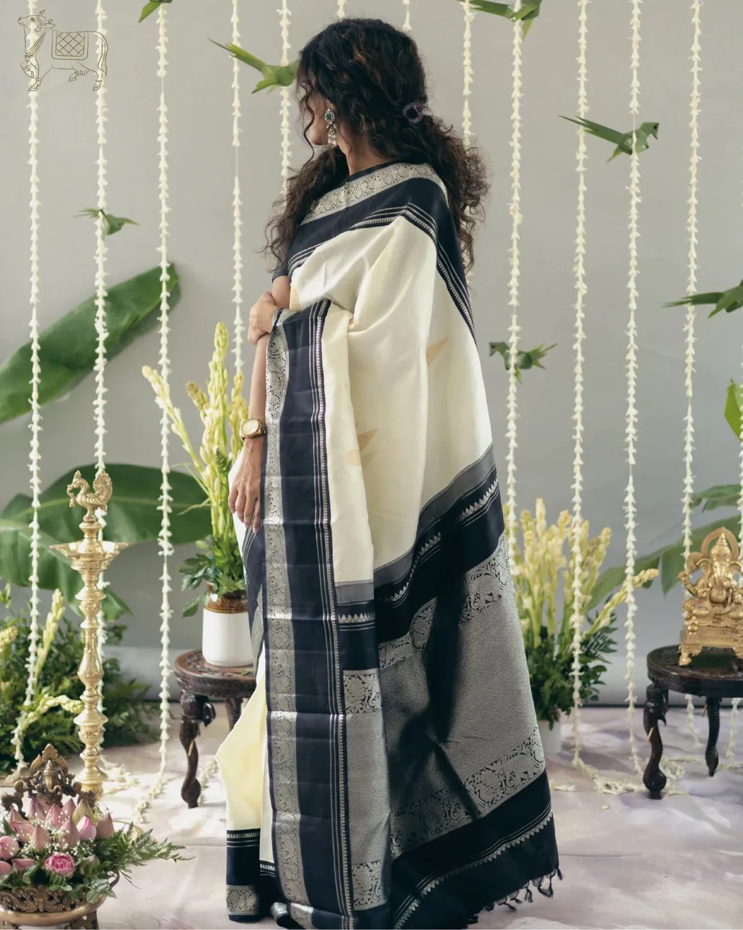 Adorable Off White Soft Silk Saree With Flameboyant Blouse Piece - Image 7