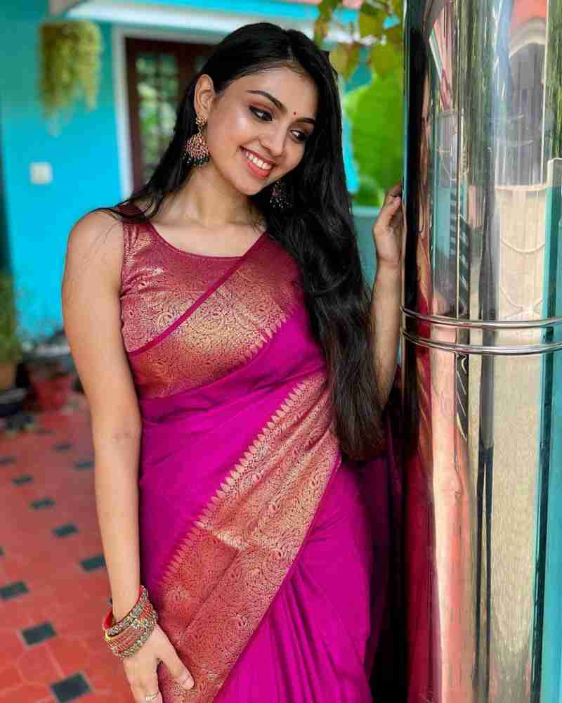 Adorning Dark Pink Soft Silk Saree With Hypnotic Blouse Piece - Image 2