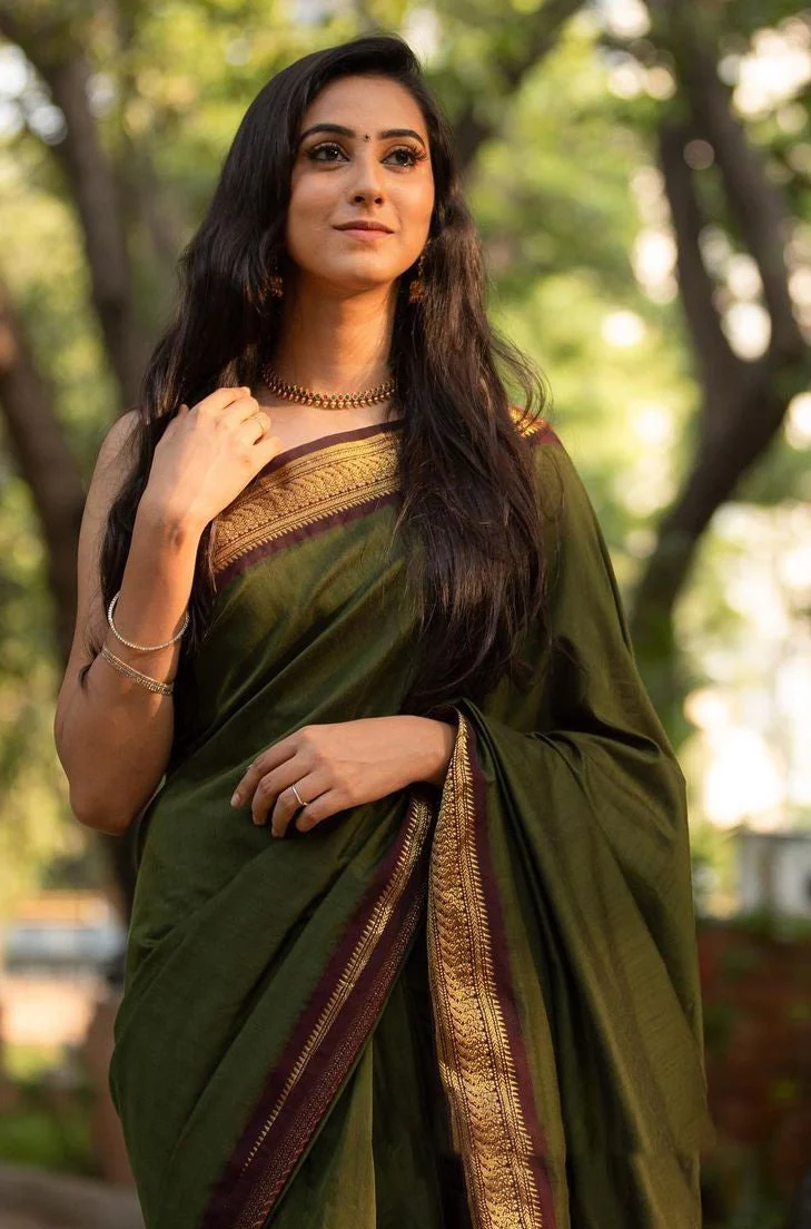 Adorning Green Soft Banarasi Silk Saree With Beauteous Blouse Piece - Image 3