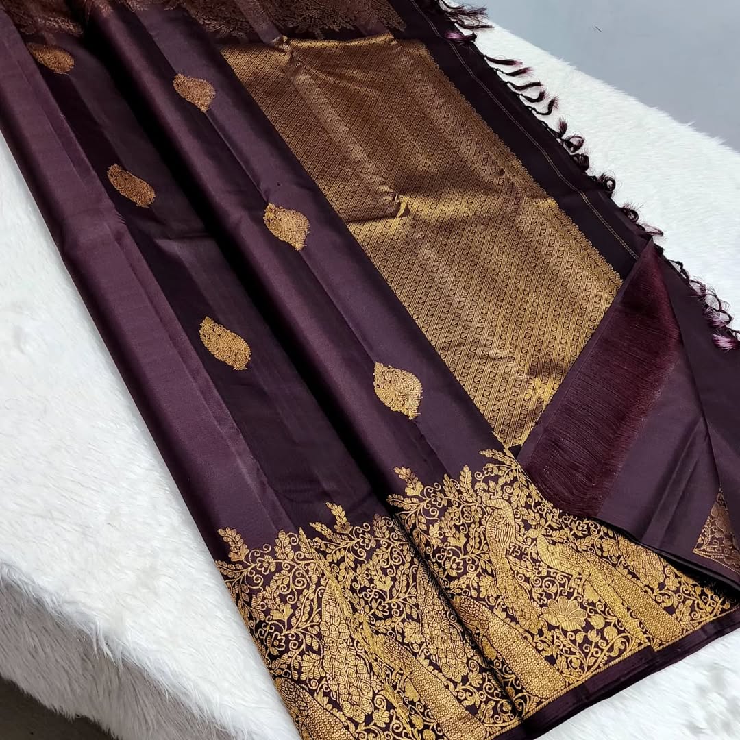 Adorning Purple Soft Banarasi Silk Saree With Classy Blouse Piece - Image 2