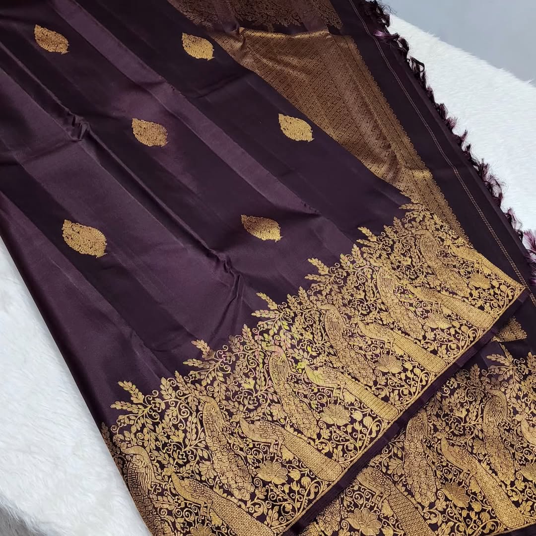 Adorning Purple Soft Banarasi Silk Saree With Classy Blouse Piece - Image 3