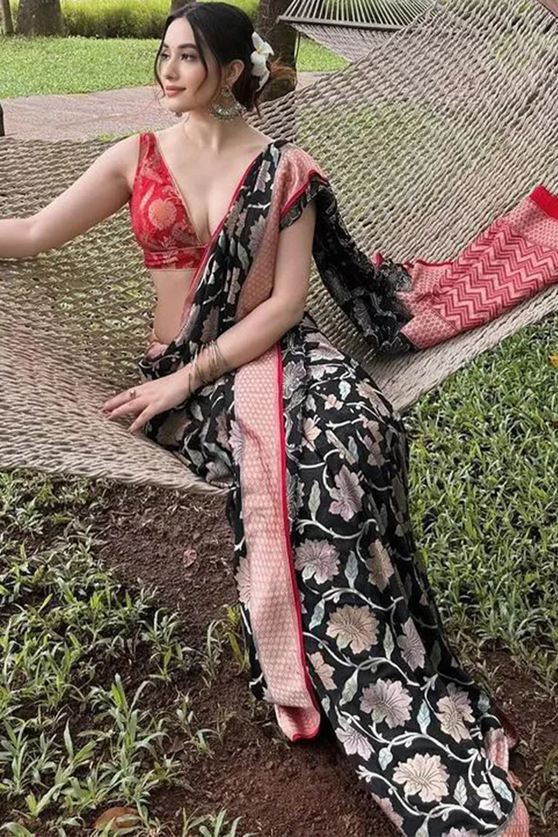 Amazing Black Soft Silk Saree With Staring Blouse Piece - Image 3