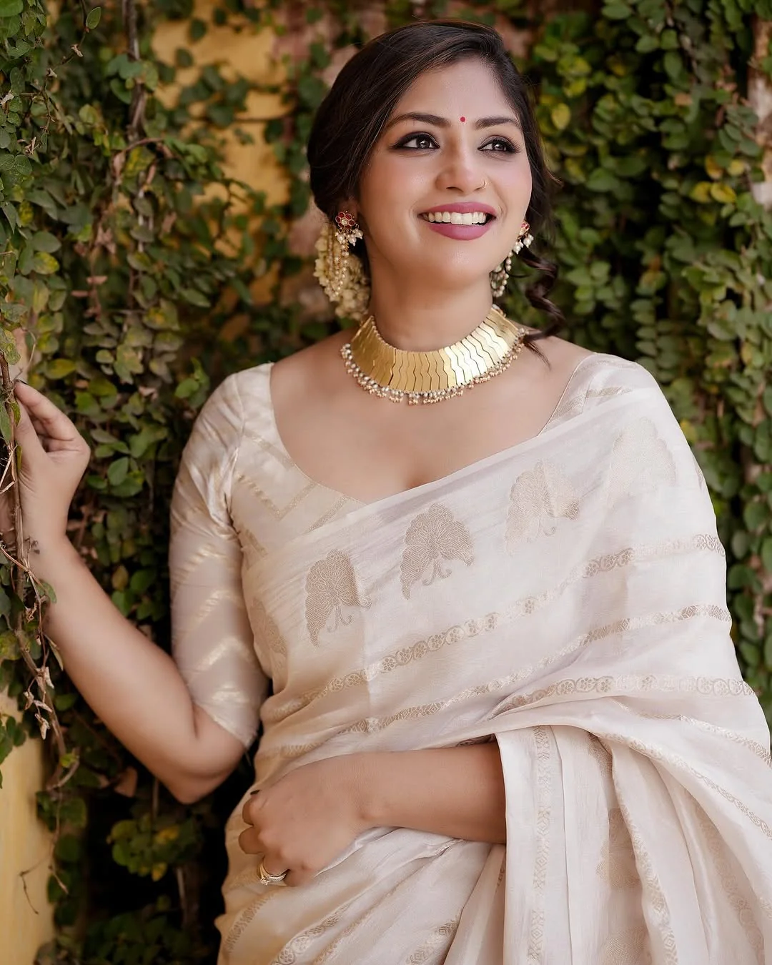 Amazing Off White Soft Silk Saree With Marvellous Blouse Piece - Image 6