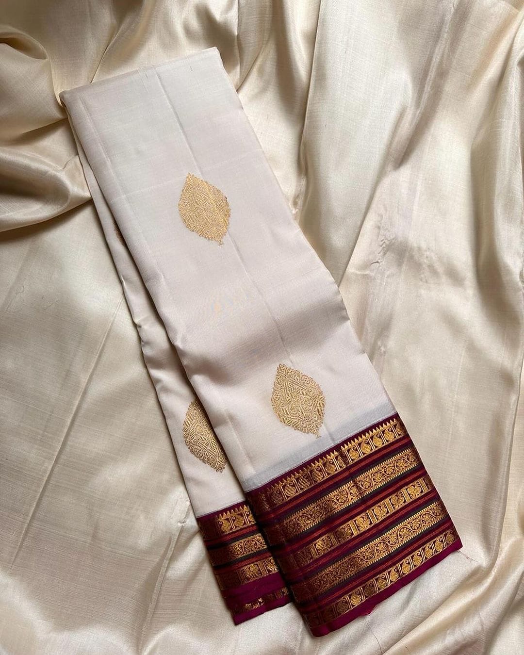 Amazing Off White Soft Silk Saree With Phenomenal Blouse Piece - Image 2