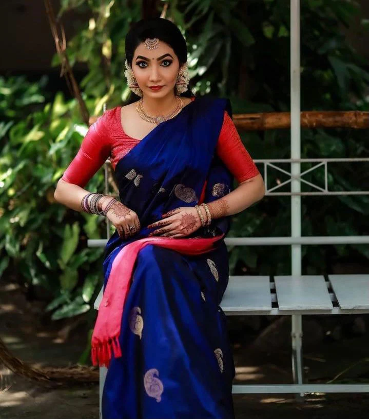 Amiable Blue Soft Silk Saree With Lissome Blouse Piece - Image 5