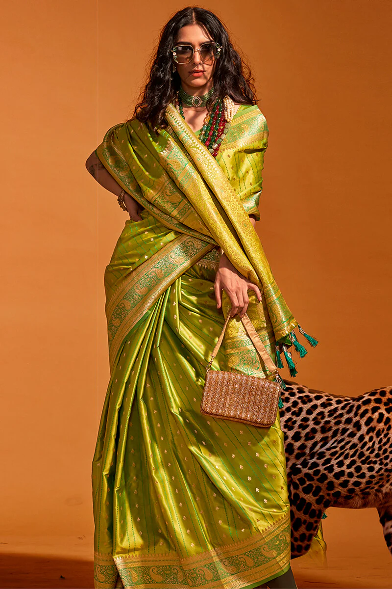 Amiable Green Soft Banarasi Silk Saree With Rhapsodic Blouse Piece - Image 2