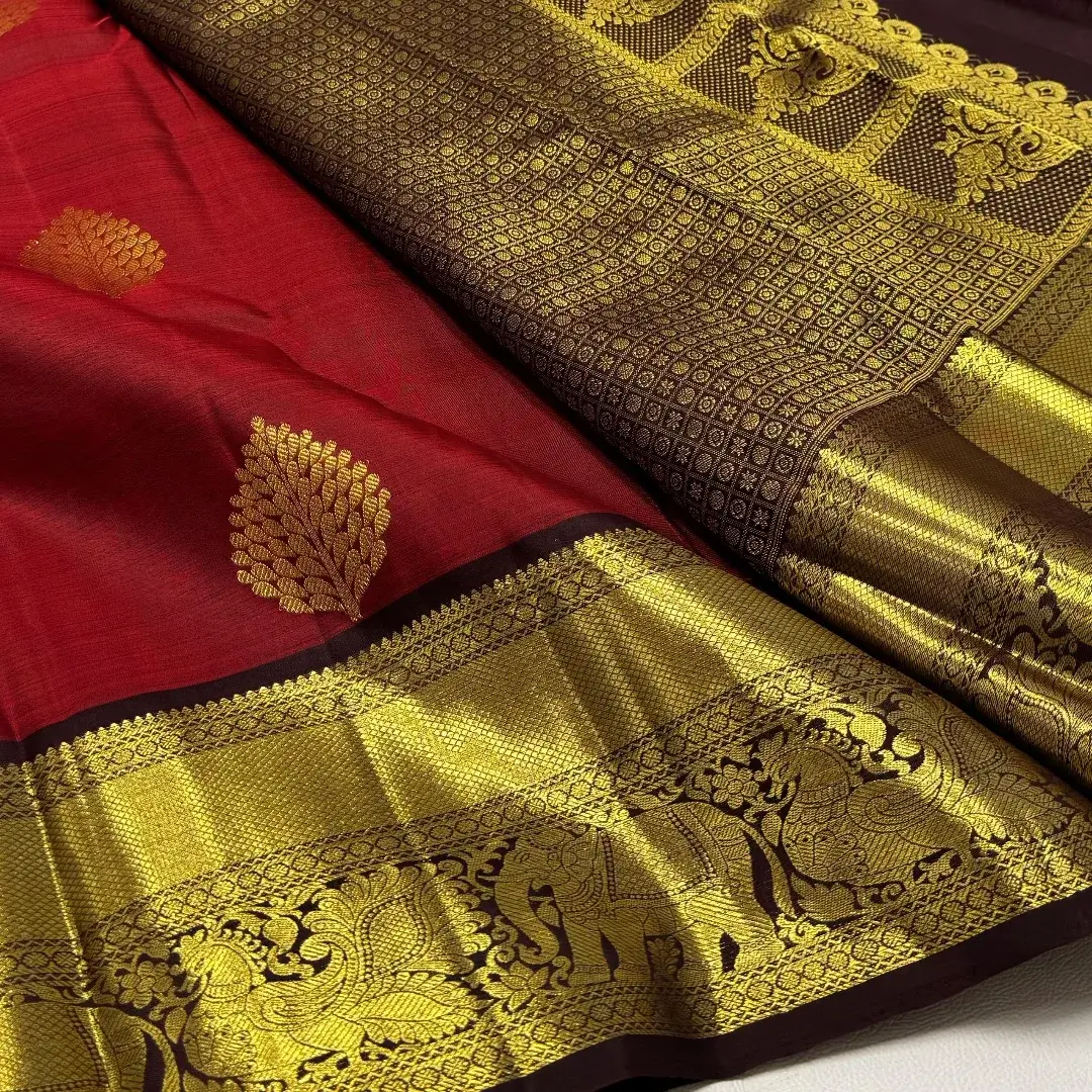 Angelic Red Pure Zari Weaving Banarasi Silk Saree With Capricious Blouse Piece - Image 2