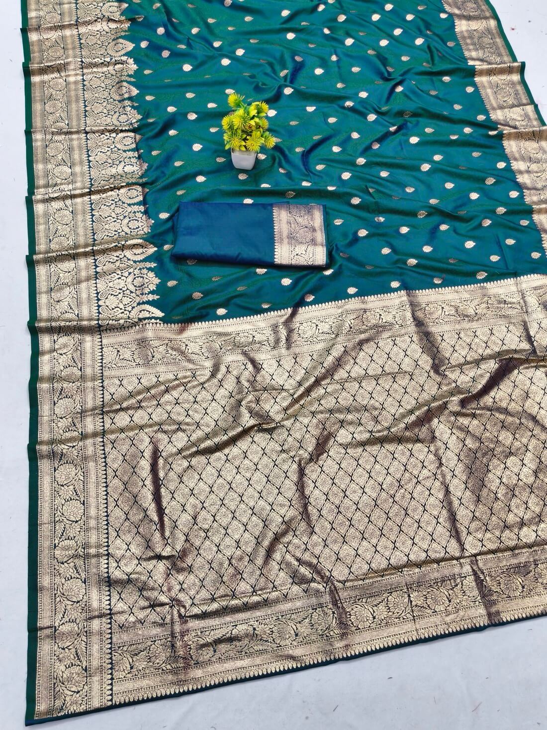 Aplomb Rama Pure Zari Weaving Banarasi Silk Saree With Fragrant Blouse Piece - Image 2