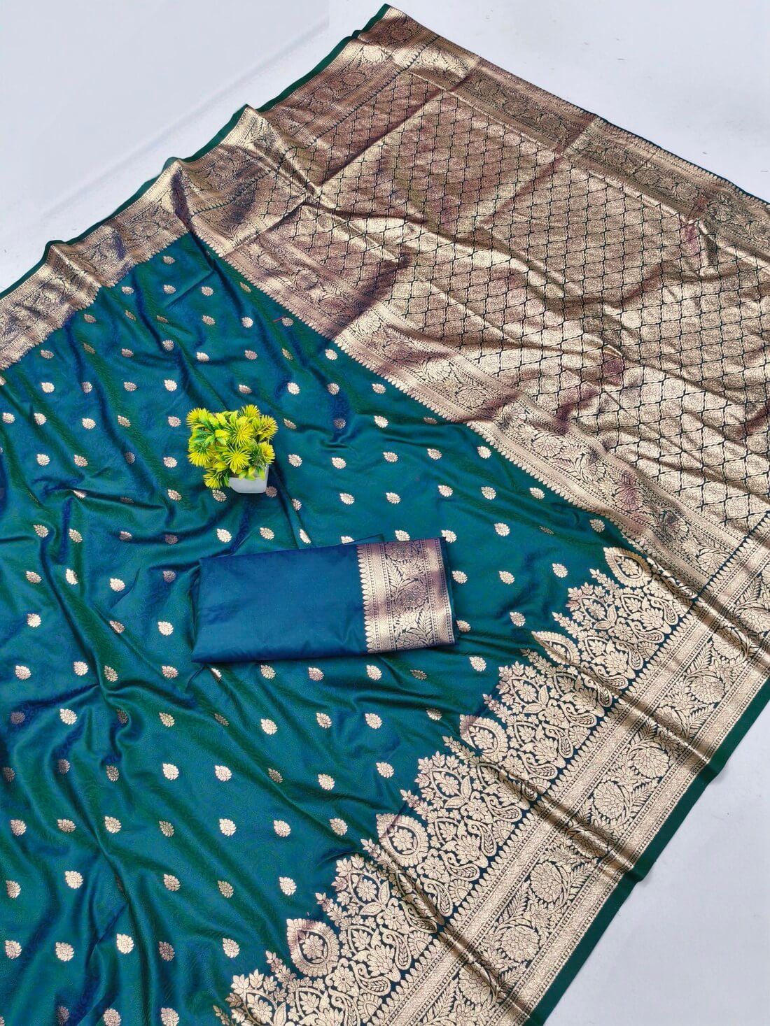 Aplomb Rama Pure Zari Weaving Banarasi Silk Saree With Fragrant Blouse Piece - Image 3