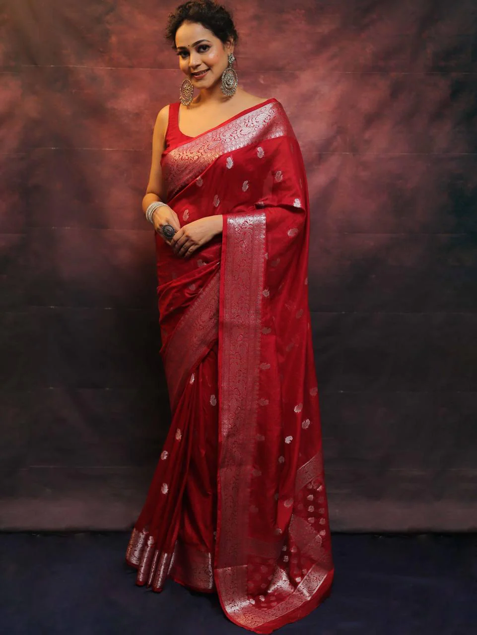 Appealing Red Soft Silk Saree With Blooming Blouse Piece - Image 3