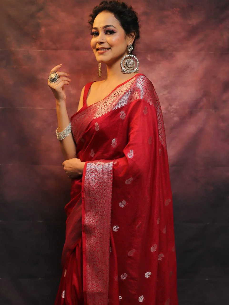 Appealing Red Soft Silk Saree With Blooming Blouse Piece - Image 5