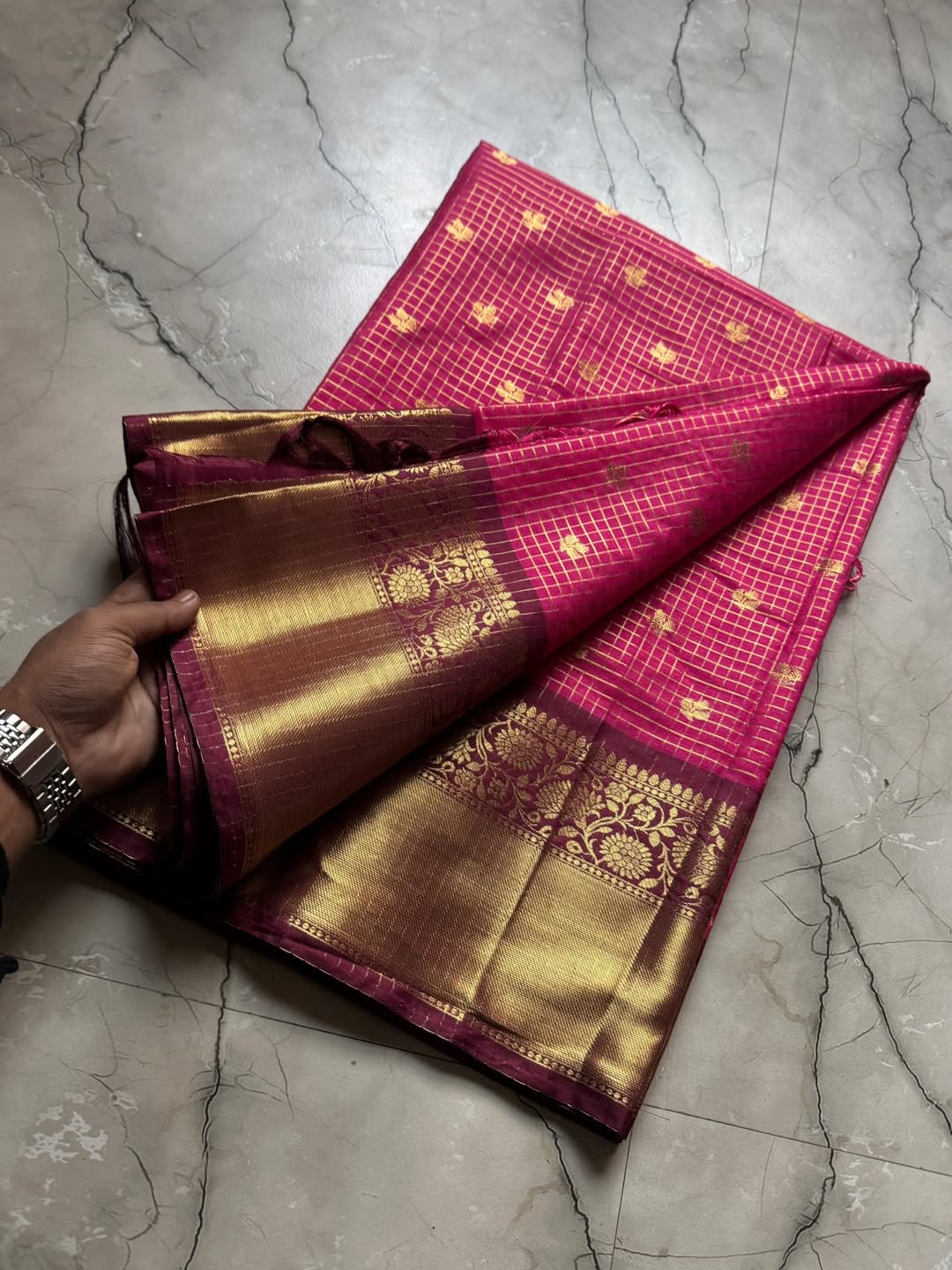 Arresting Dark Pink Soft Silk Saree With Quixotic Blouse Piece - Image 3