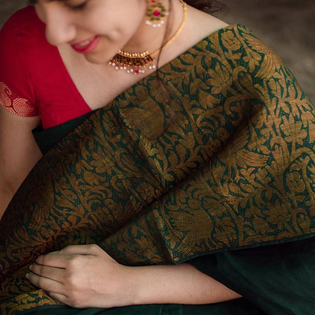 Arresting Green Soft Silk Saree With Groovy Blouse Piece - Image 4