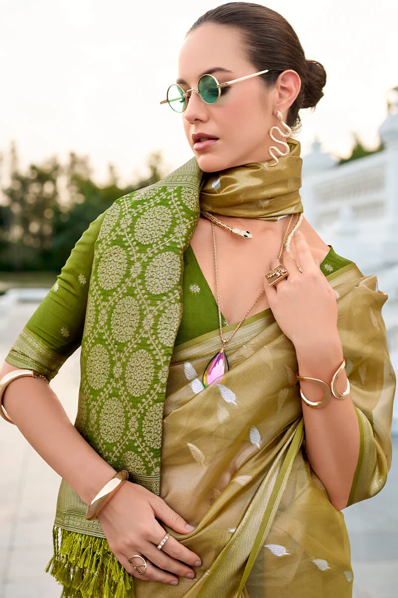 Arresting Green Soft Banarasi Silk Saree With Prettiest Blouse Piece - Image 2