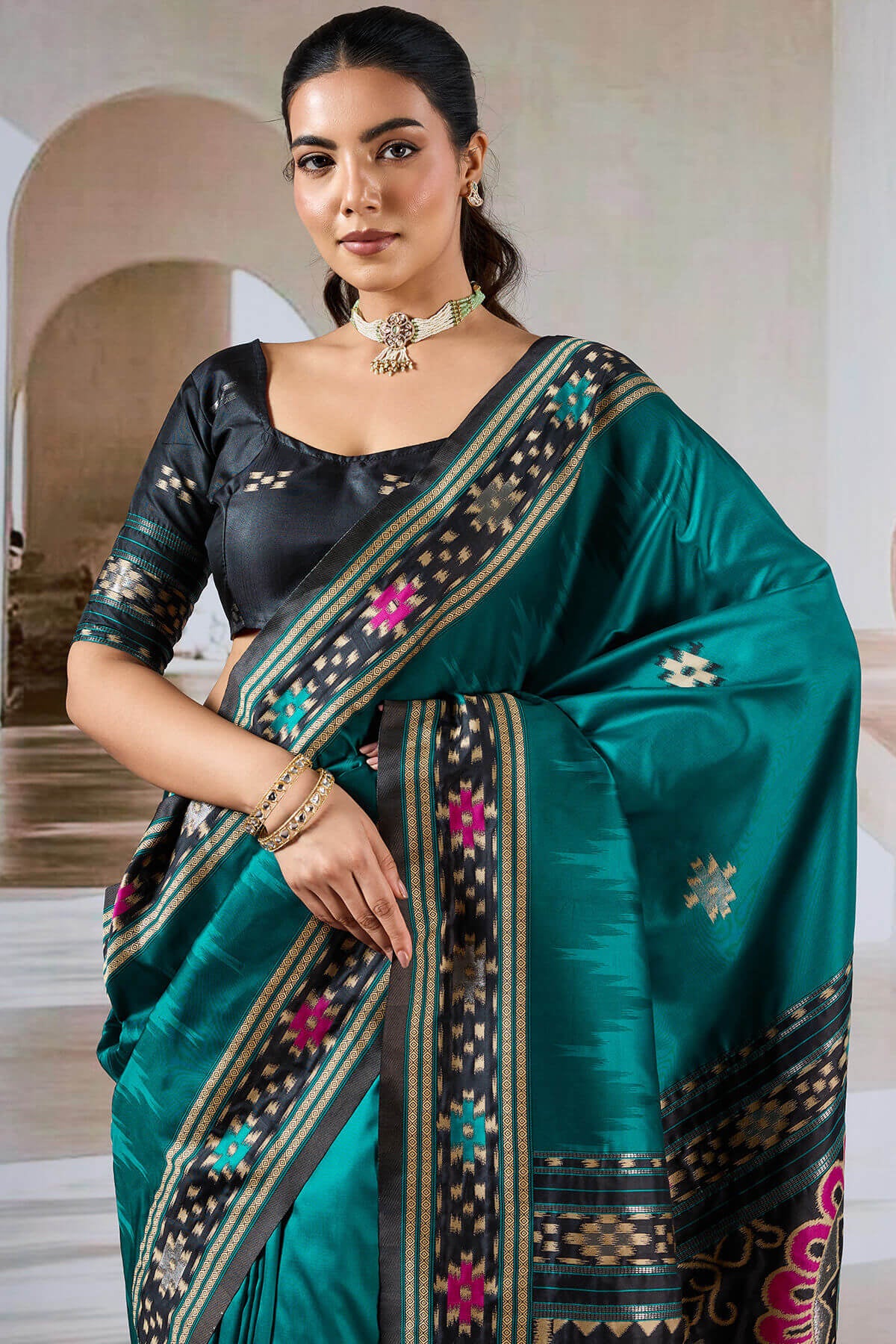 Artistic Rama Patola Silk Saree with Refreshing Blouse Piece - Image 2