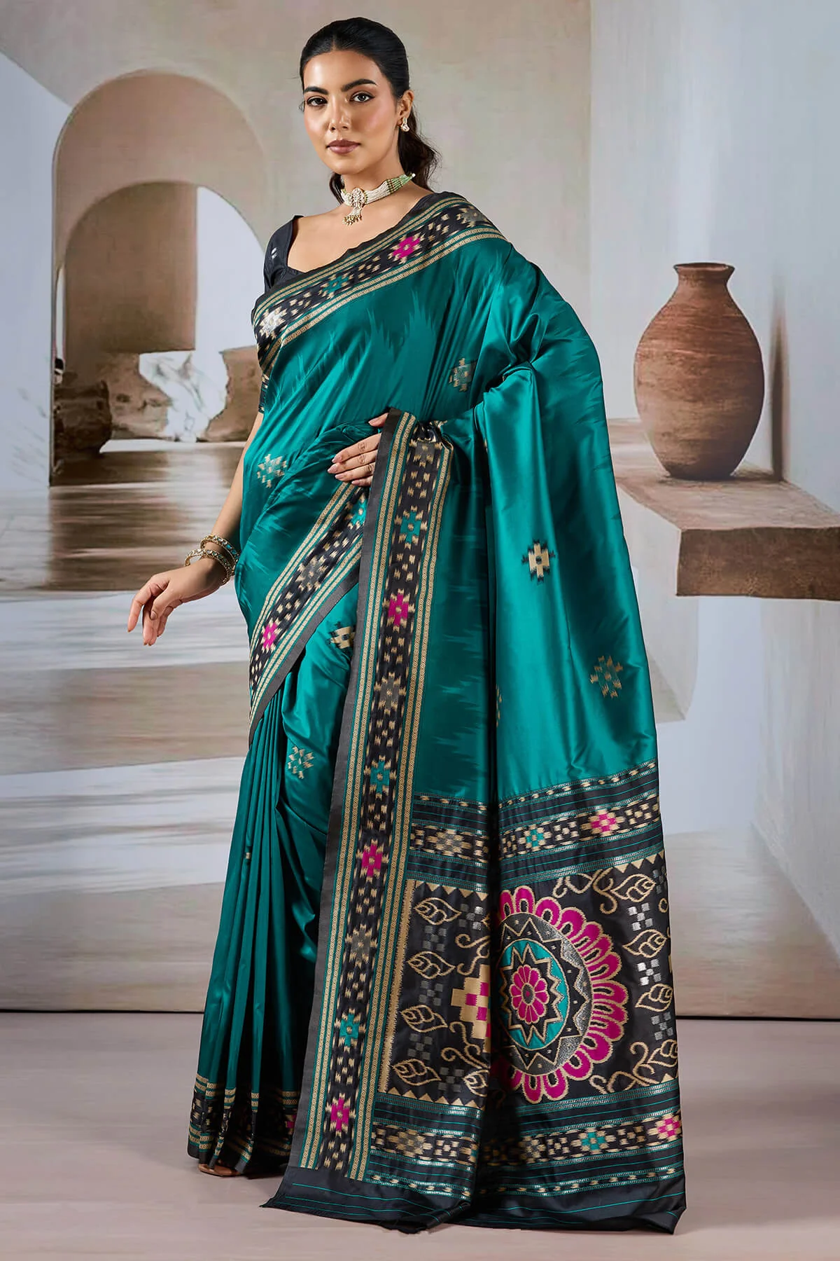 Artistic Rama Patola Silk Saree with Refreshing Blouse Piece - Image 3