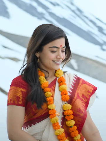 Artistic White Soft Silk Saree With Surreptitious Blouse Piece - Image 4