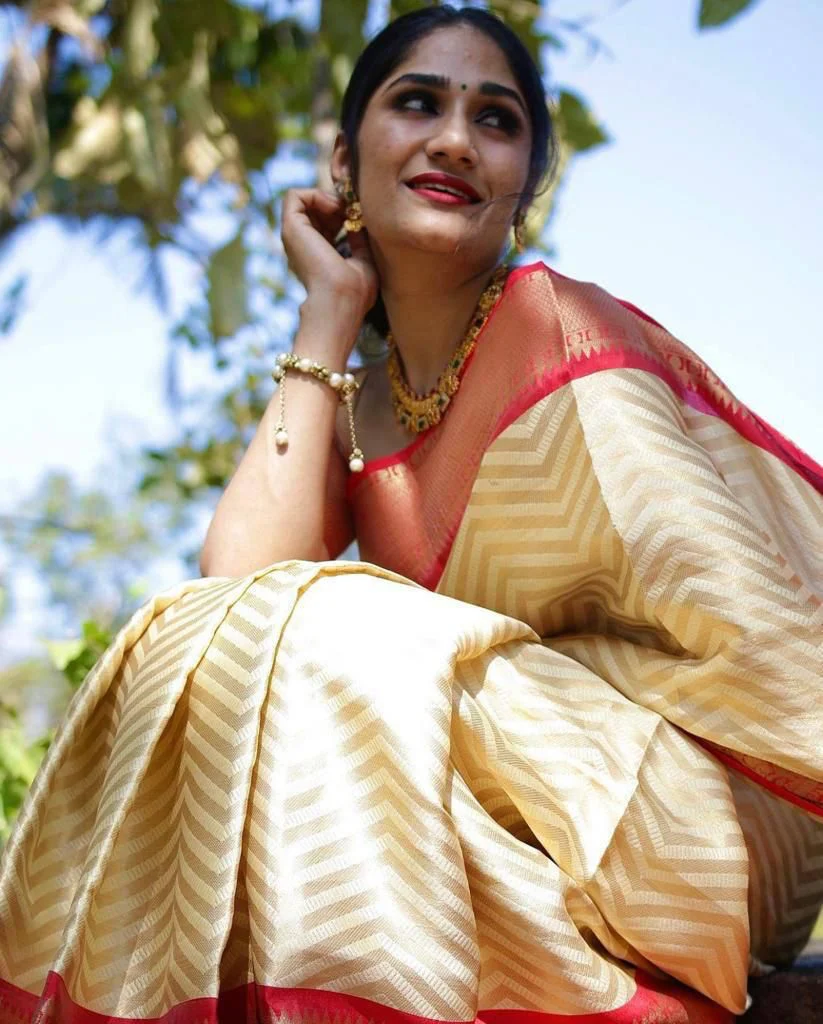 Beauteous Beige Soft Banarasi Silk Saree With Flaunt Blouse Piece - Image 3