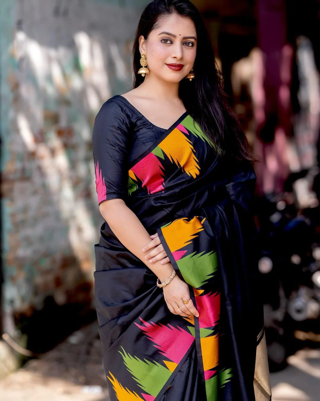 Beauteous Black Soft Silk Saree With Entrancing Blouse Piece - Image 3