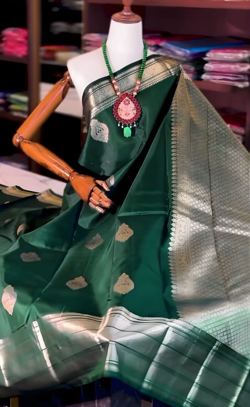 Beauteous Dark Green Soft Banarasi Silk Saree With Gleaming Blouse Piece - Image 2