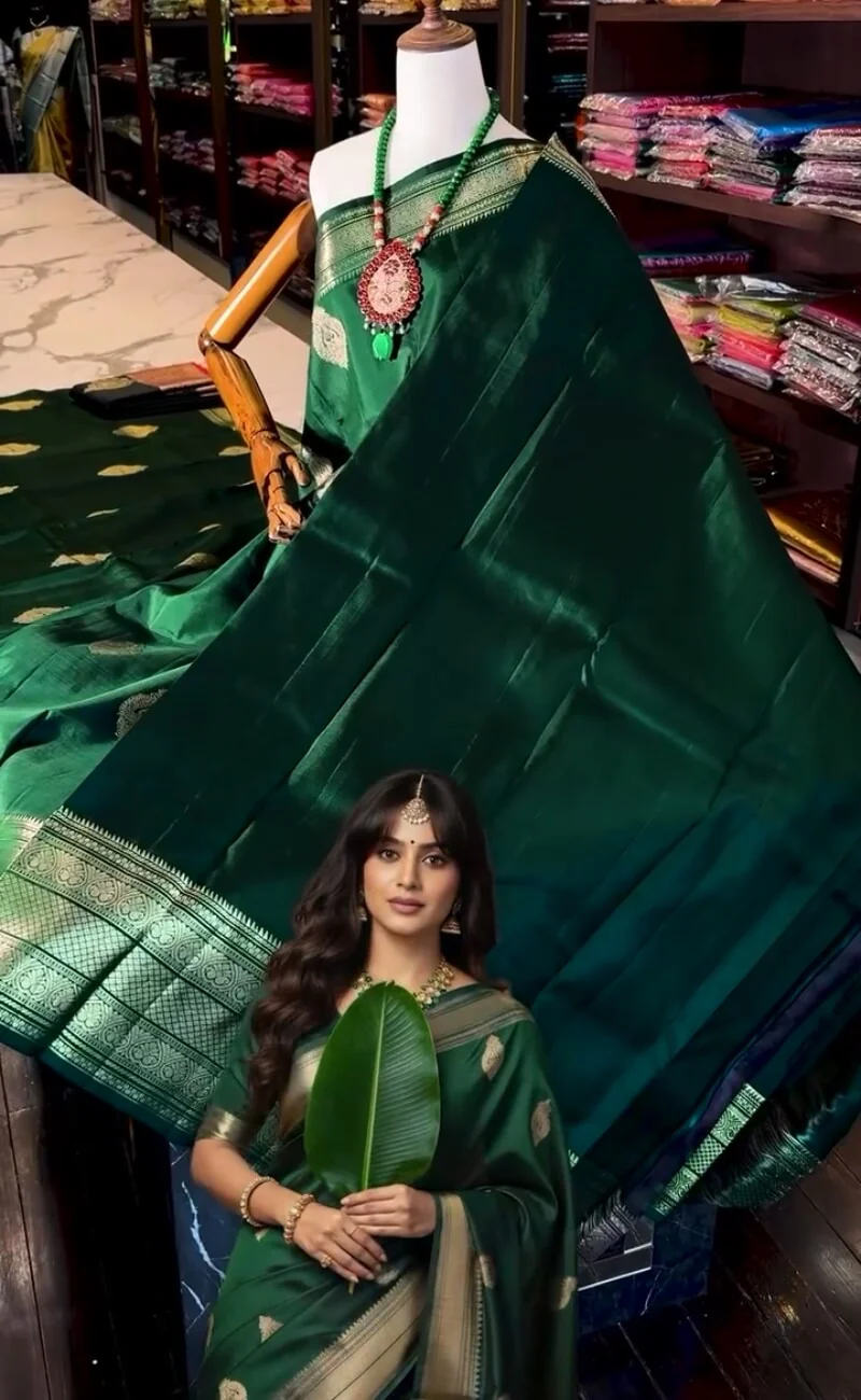Beauteous Dark Green Soft Banarasi Silk Saree With Gleaming Blouse Piece - Image 3