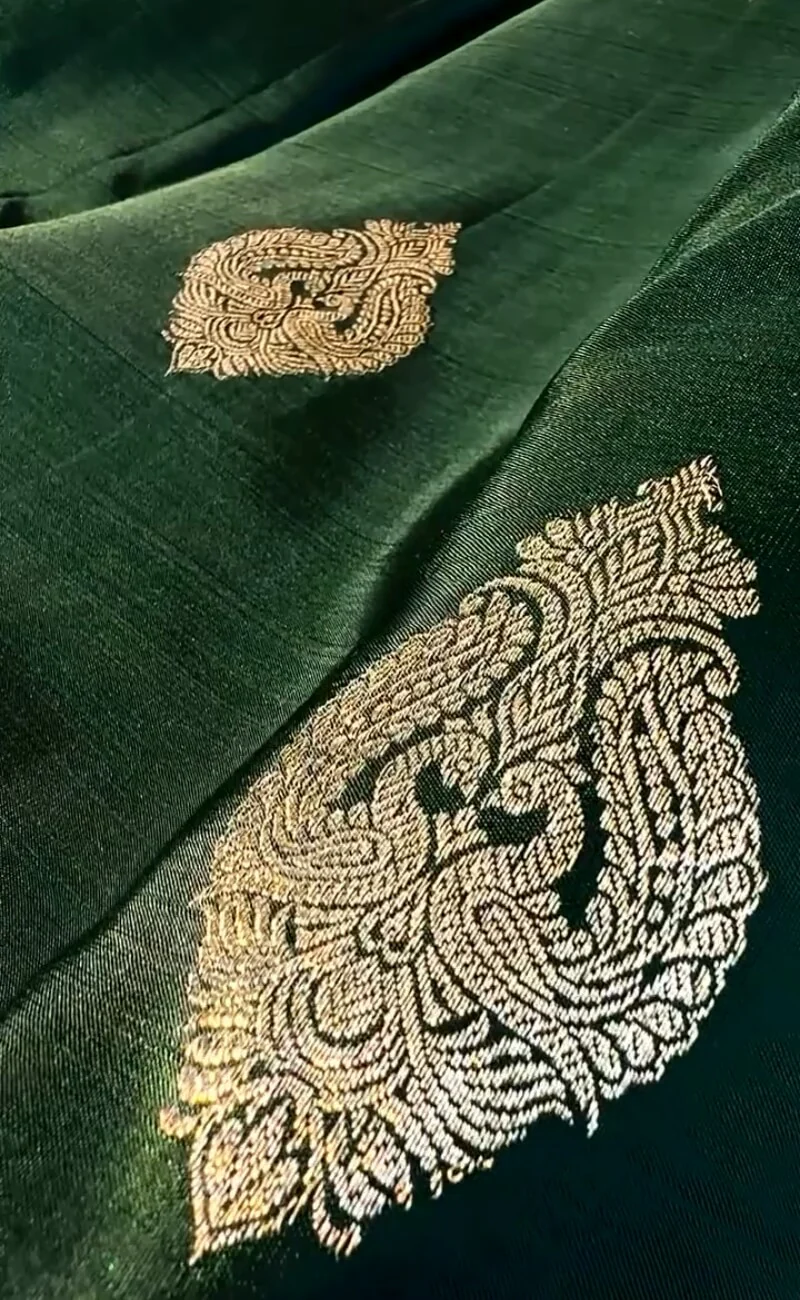 Beauteous Dark Green Soft Banarasi Silk Saree With Gleaming Blouse Piece - Image 4