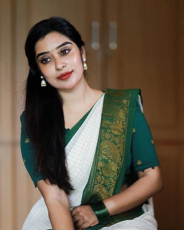 Beauteous Off White Soft Banarasi Silk Saree With Desirable Blouse Piece - Image 3