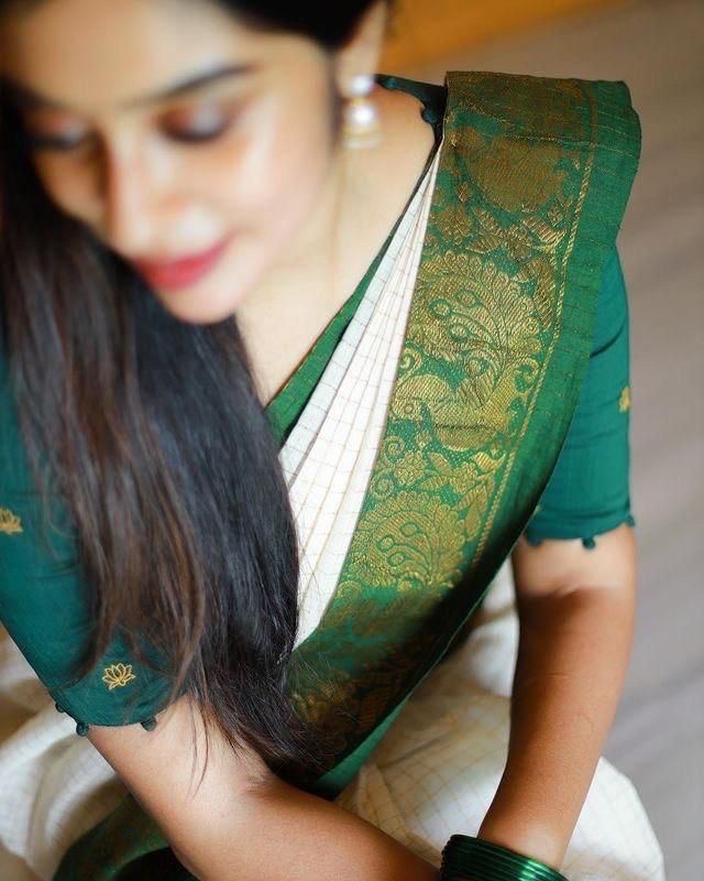 Beauteous Off White Soft Banarasi Silk Saree With Desirable Blouse Piece - Image 4