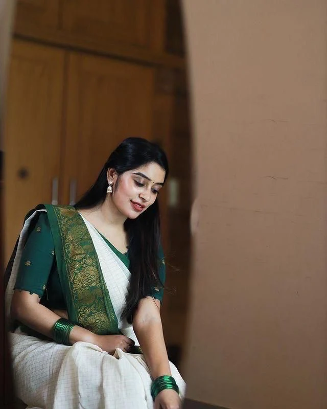 Beauteous Off White Soft Banarasi Silk Saree With Desirable Blouse Piece - Image 5