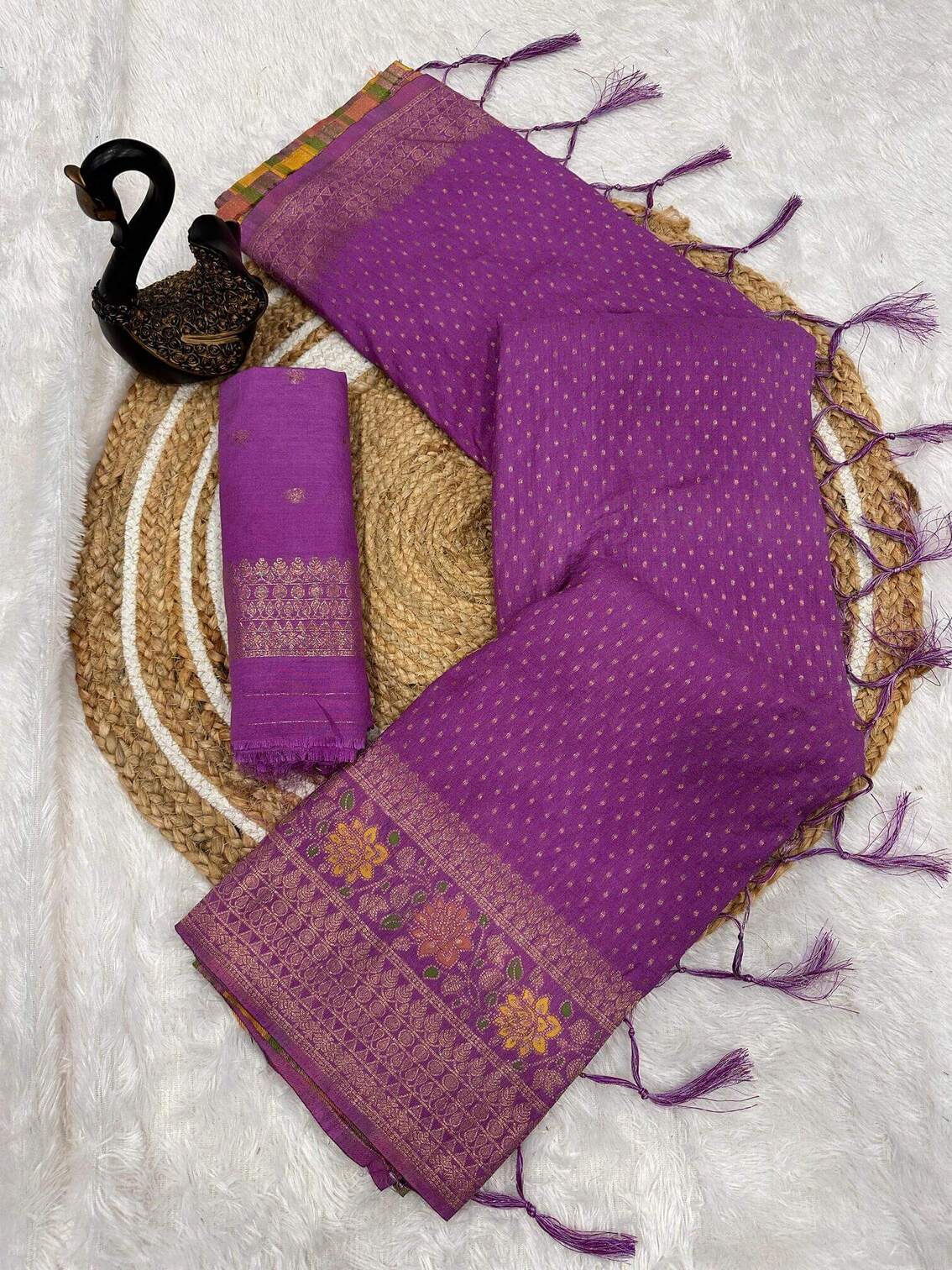 Beautiful Lavender Soft Banarasi Silk Saree With Snazzy Blouse Piece - Image 3