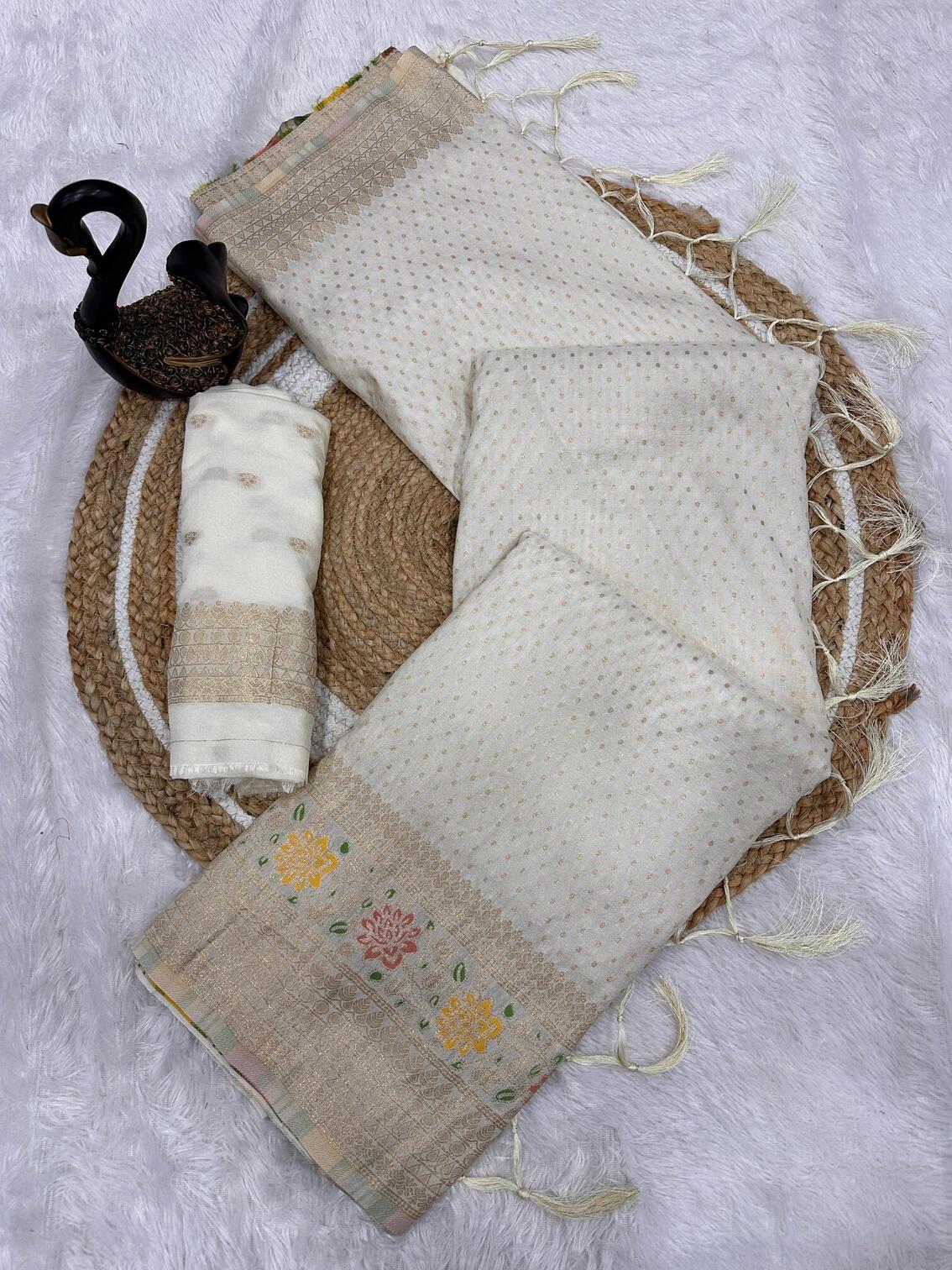 Beautiful Off White Soft Banarasi Silk Saree With Snazzy Blouse Piece - Image 3