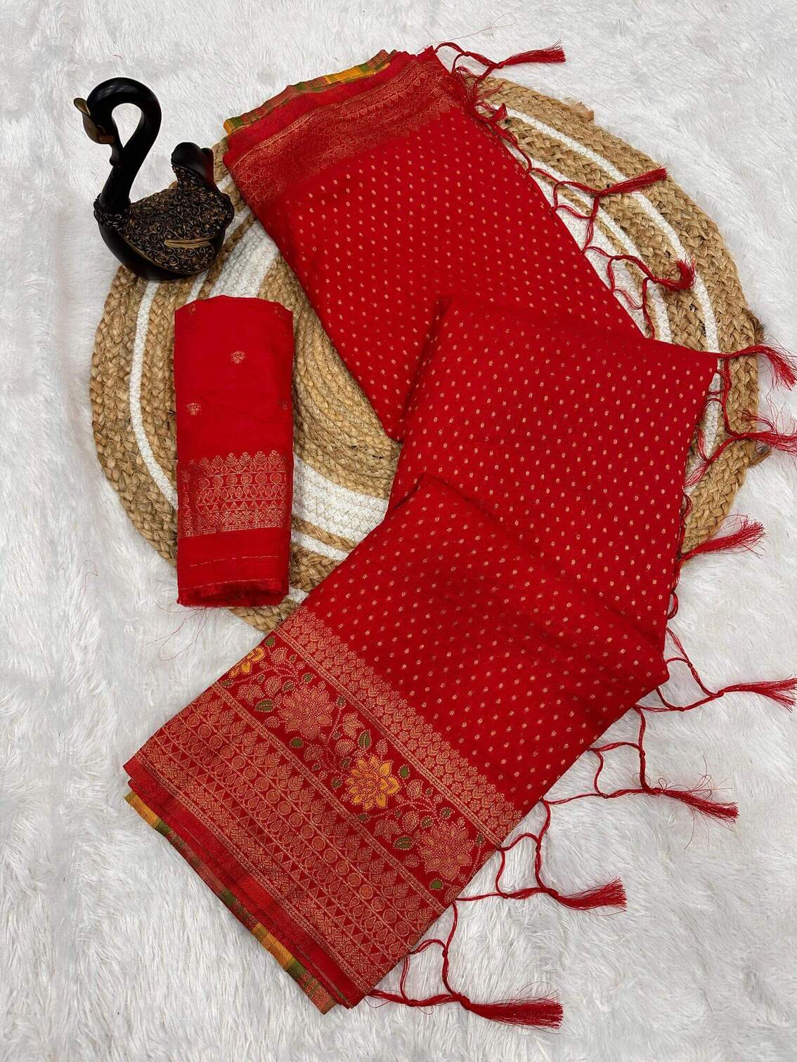Beautiful Red Soft Banarasi Silk Saree With Snazzy Blouse Piece - Image 5