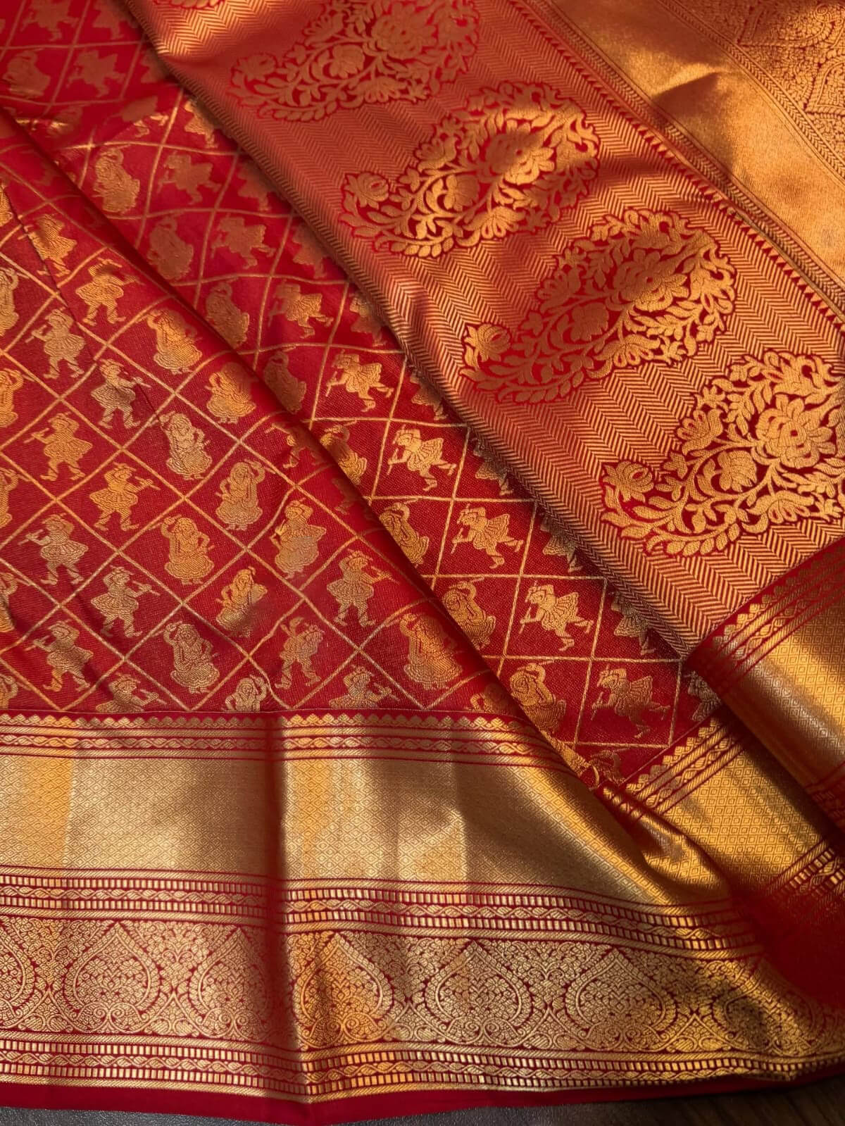 Beguiling Red Pure Zari Weaving Banarasi Silk Saree With Verdant Blouse Piece - Image 2