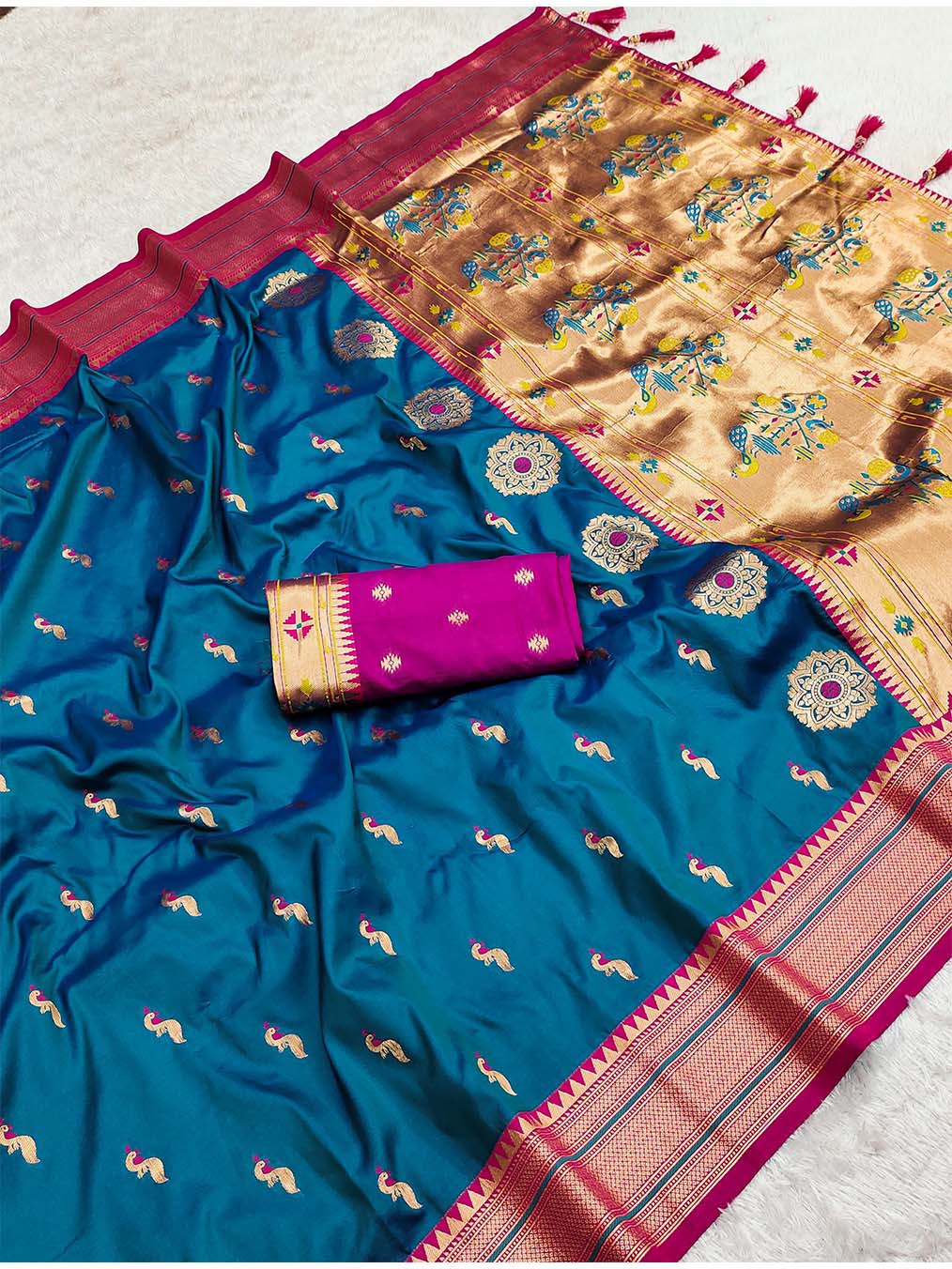 Beleaguer Rama Paithani Silk Saree With Conflate Blouse Piece - Image 7