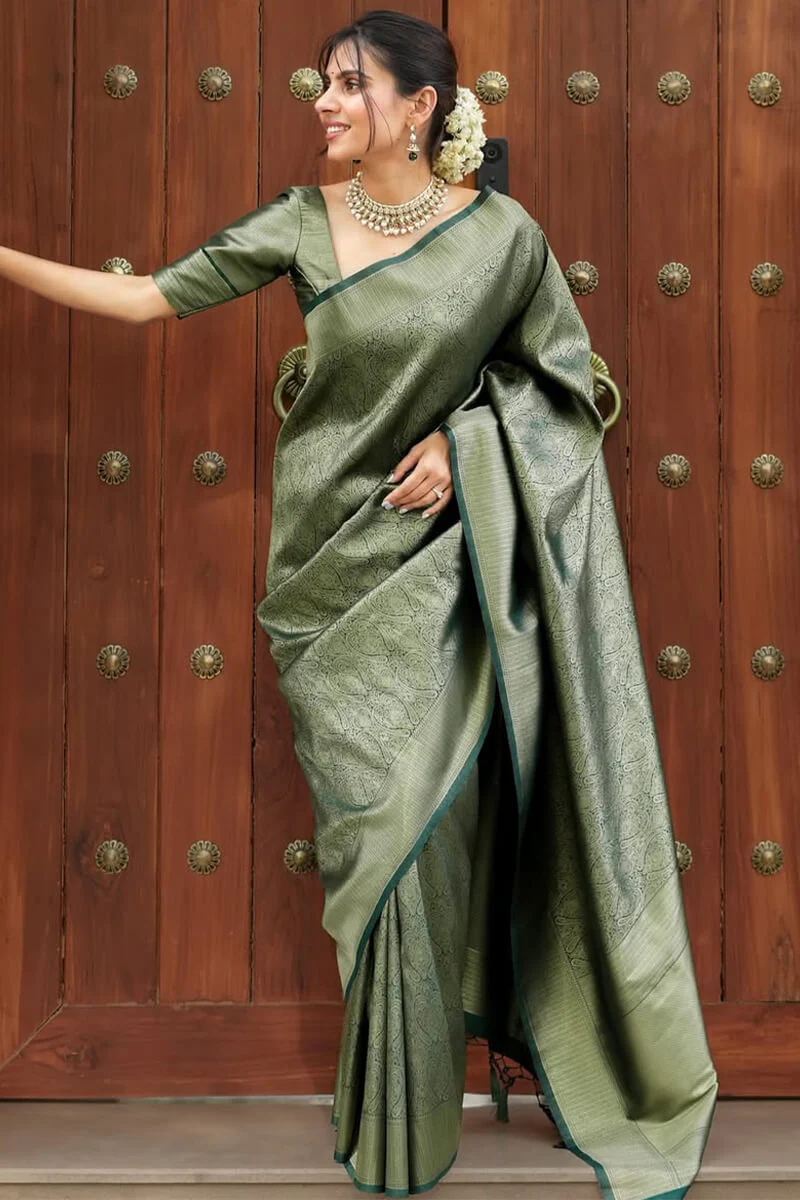 Blissful Dark Green Soft Silk Saree With Sizzling Blouse Piece - Image 4