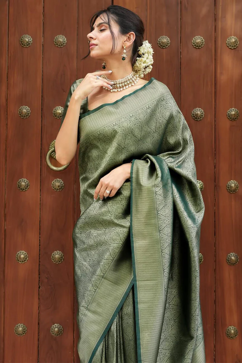 Blissful Dark Green Soft Silk Saree With Sizzling Blouse Piece - Image 5