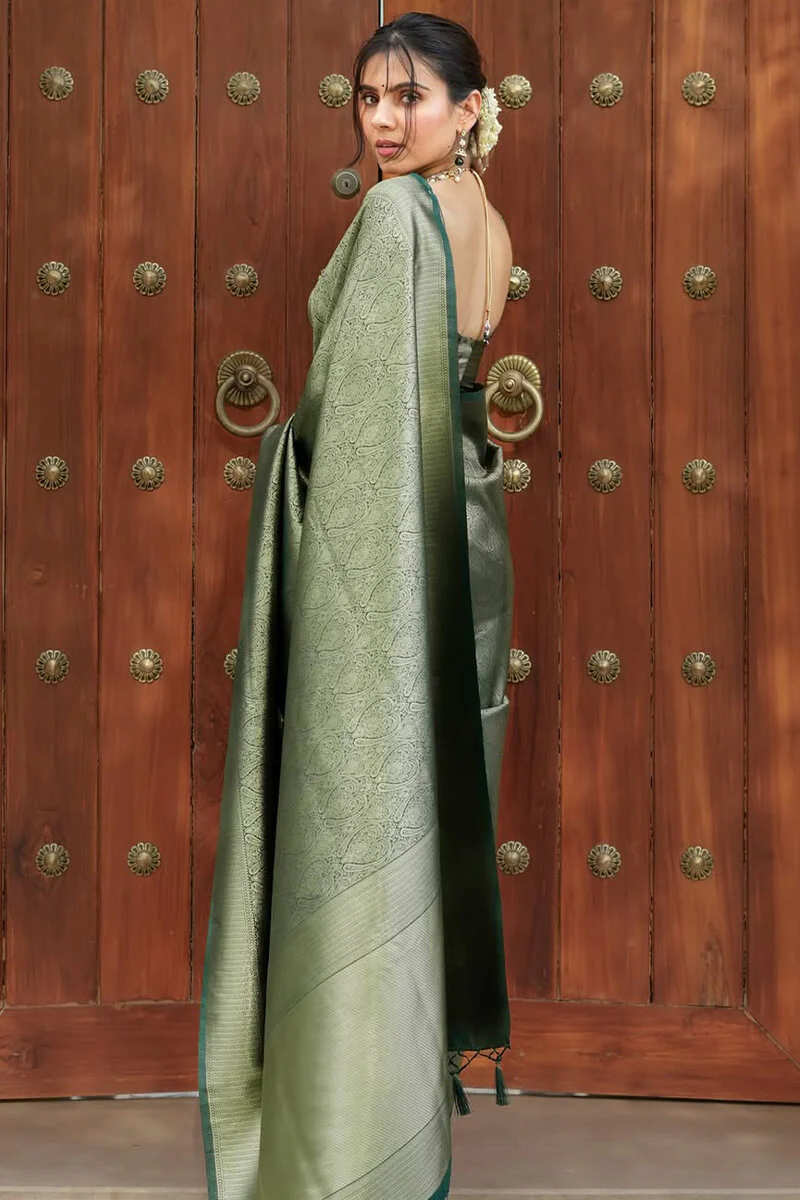 Blissful Dark Green Soft Silk Saree With Sizzling Blouse Piece - Image 6