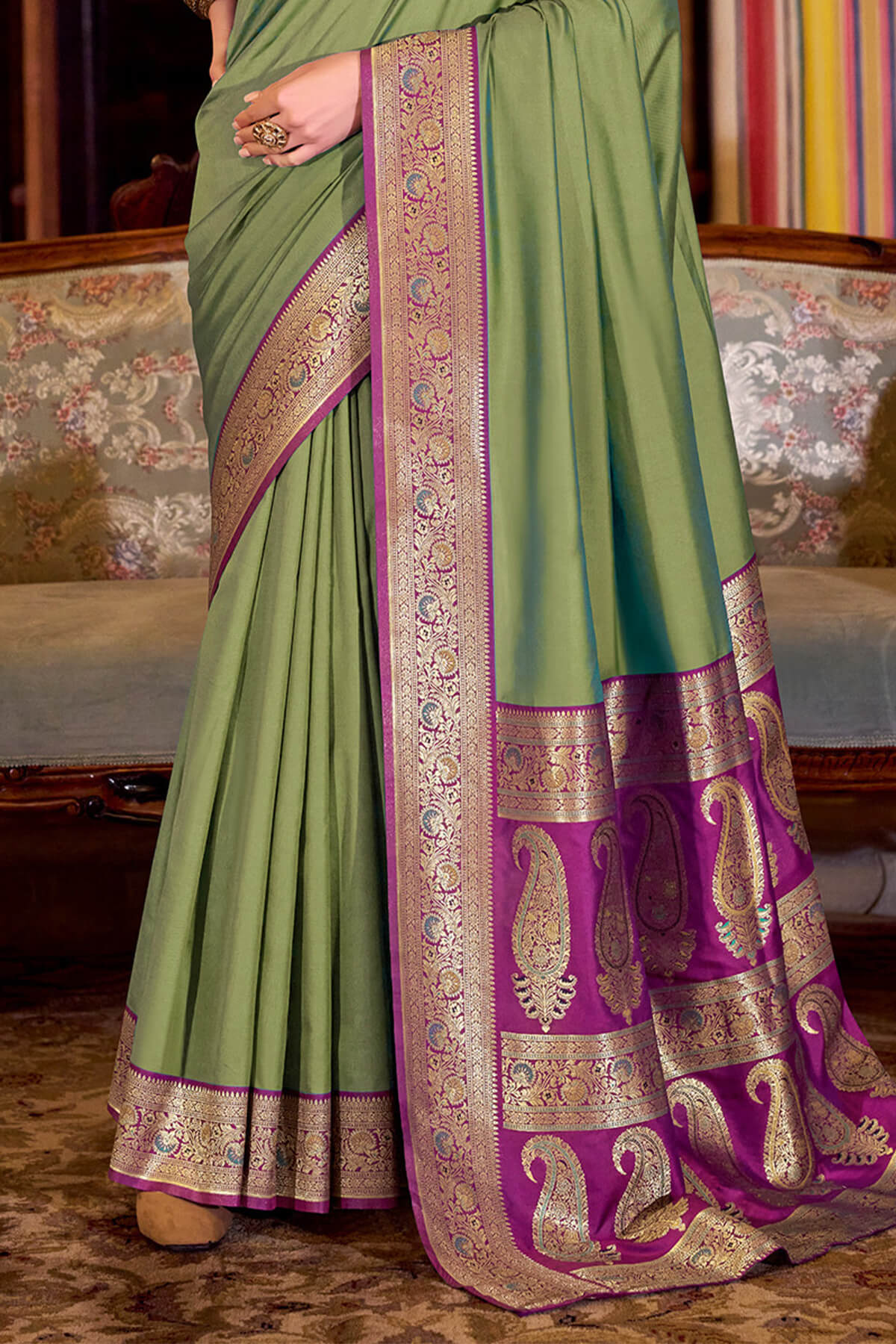 Blissful Green Soft Banarasi Silk Saree With Pleasurable Blouse Piece - Image 3