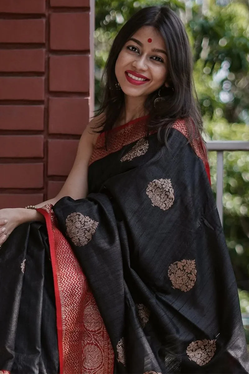Blooming Black Soft Silk Saree With Impressive Blouse Piece - Image 4