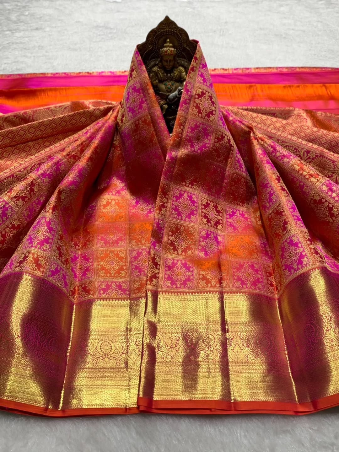 Breathtaking Red Soft Banarasi Silk Saree With Scrupulous Blouse Piece - Image 2