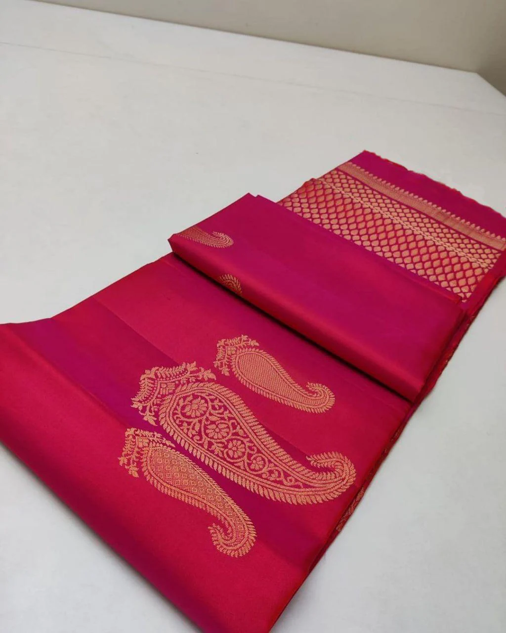 Bucolic Dark Pink Soft Silk Saree With Evanescent Blouse Piece - Image 2