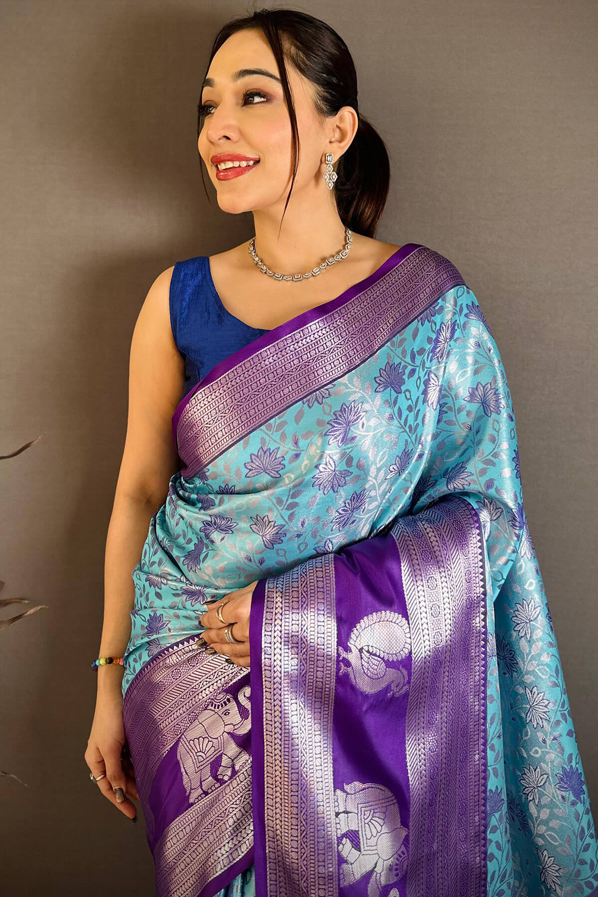 Bucolic Firozi Kanjivaram Silk Saree With Evanescent Blouse Piece - Image 2