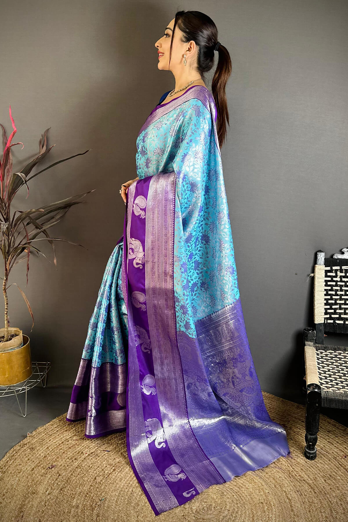 Bucolic Firozi Kanjivaram Silk Saree With Evanescent Blouse Piece - Image 3