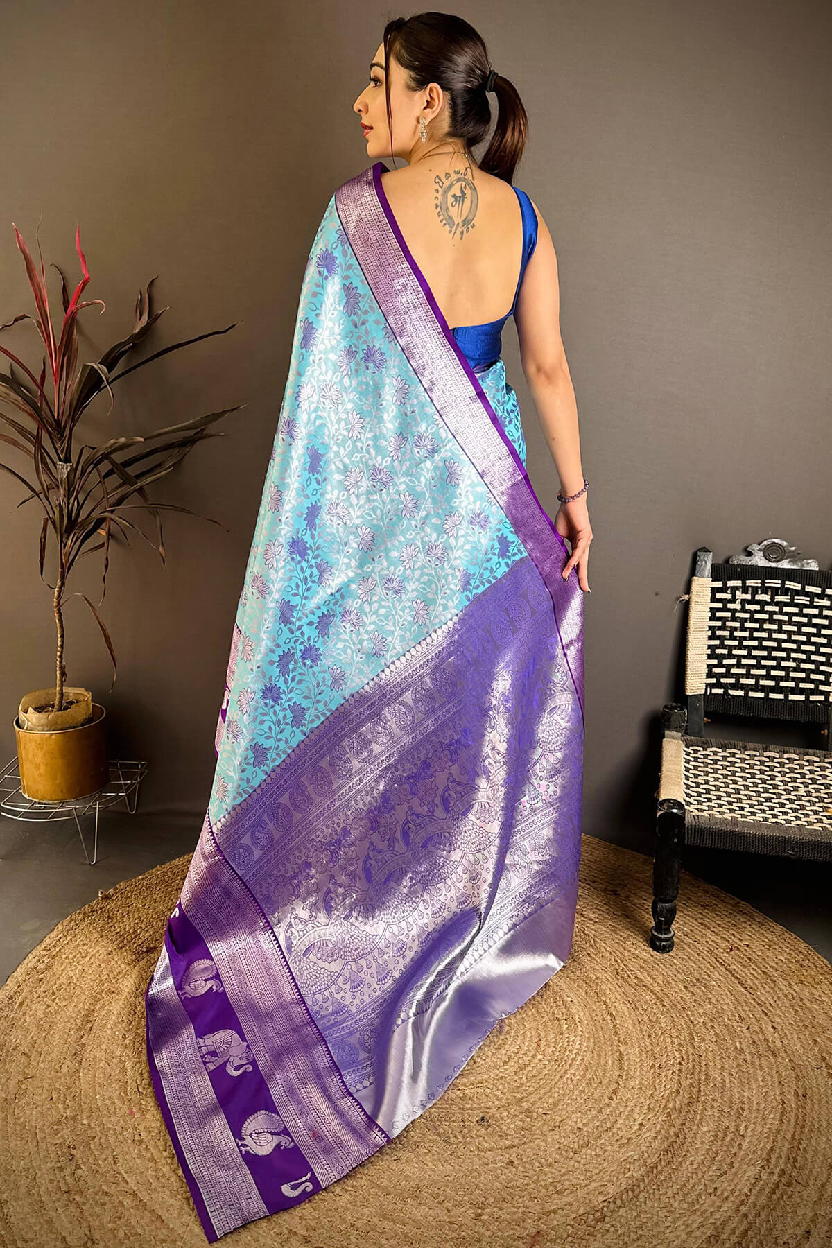 Bucolic Firozi Kanjivaram Silk Saree With Evanescent Blouse Piece - Image 4