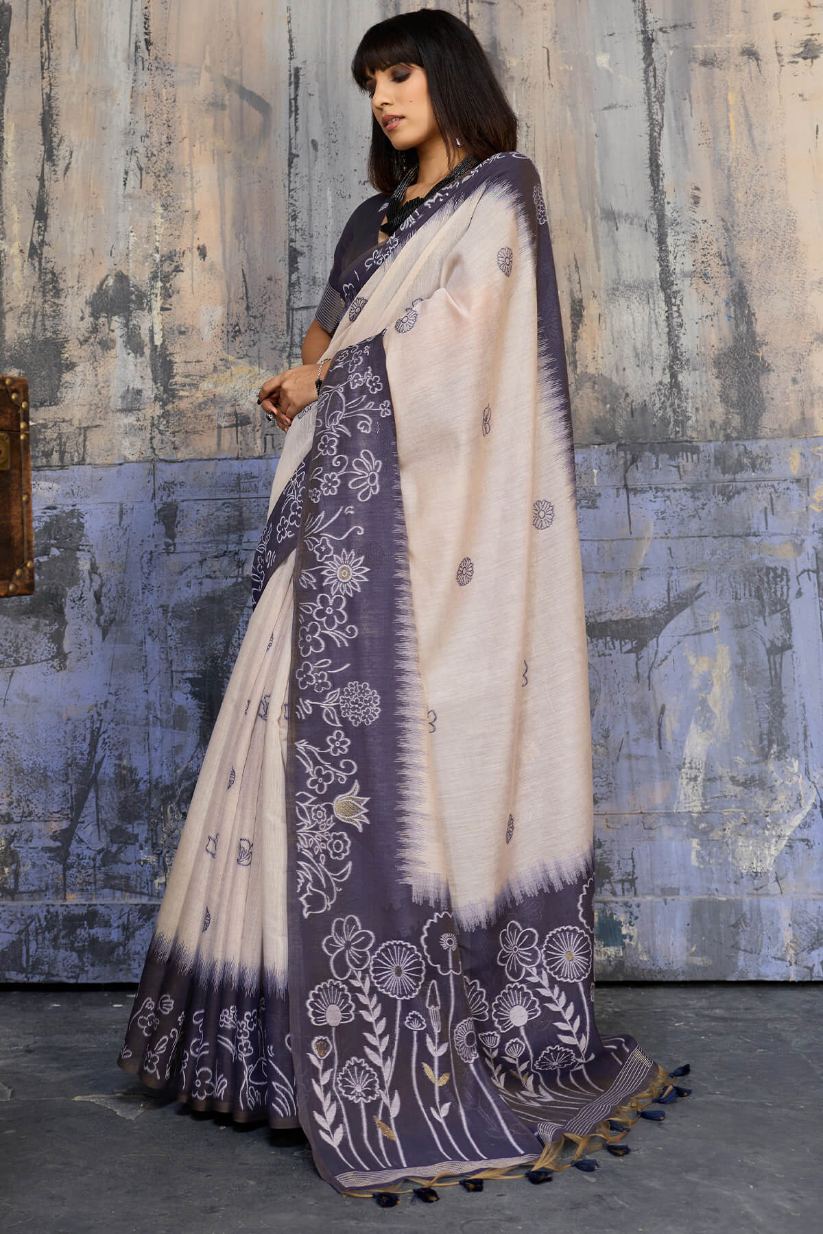 Capricious Beige and Grey Pure Munga Cotton Saree With Beguiling Blouse Piece - Image 7
