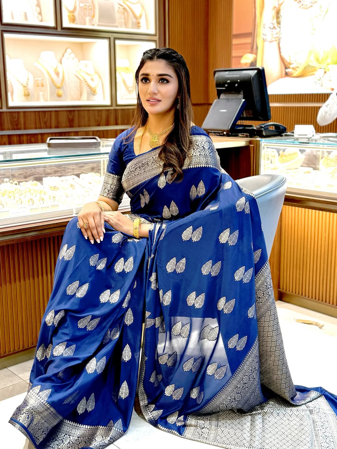 Capricious Navy Blue Soft Silk Saree With Dazzling Blouse Piece - Image 3
