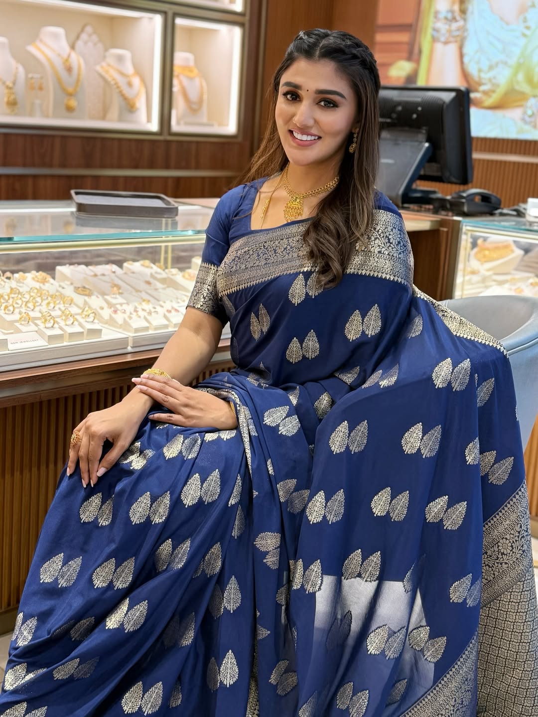 Capricious Navy Blue Soft Silk Saree With Dazzling Blouse Piece - Image 5